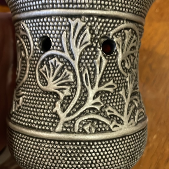 Scentsy Silvervine Plug In Wax Warmer NIB - Picture 2 of 6